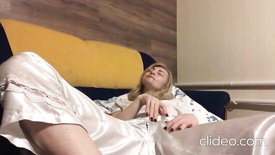 Юля дрочит писю
